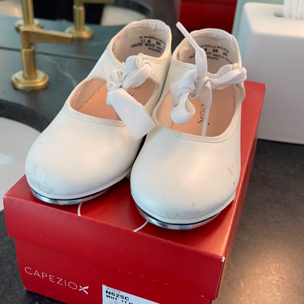 Capezio tap shoe 11 white